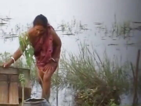 काकी ब्लाउज बिना स्तन देखाउँदै सेक्सी हिन्दी चलचित्र बुब्स २ देखाउँदै