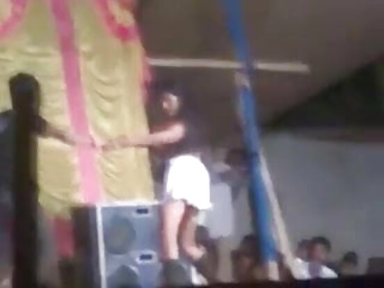 भारतीय युवतीले सार्वजनिक स्थानमा नग्न तमाशा सेक्सी डान्स सेक्सी भिडियो देखाउँछन्
