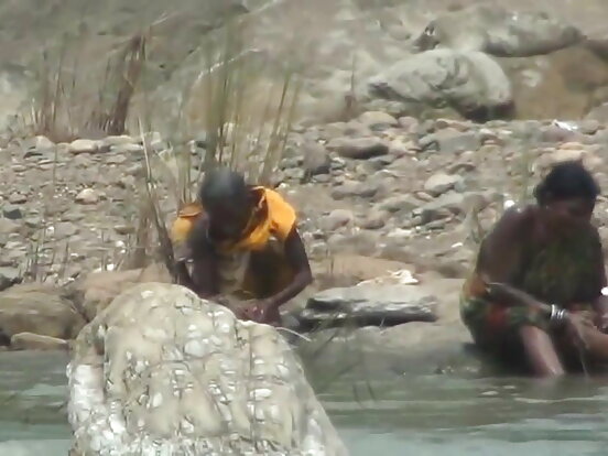 लेडी ओपन हिन्दी फिल्म सेक्सी फिल्म लुकेको क्यामेरा लगाएर खोलामा नुहाउँदै हावामा