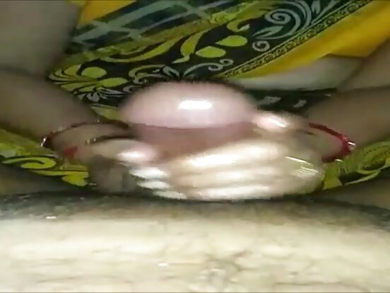 देसी भाभी सेक्सी तेश्रो तेल दिँदै