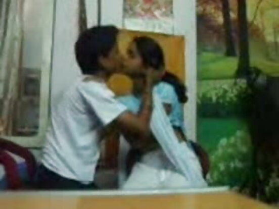 BF ले केटीहरूलाई अंग्रेजीमा कक र सेक्सी बुब्स चुस्दै गरेको समात्यो