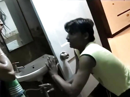सेक्सी सेक्सी बाथ कुकुर नुहाउने मा जासुसी सेक्सी हिन्दी चलचित्र शो