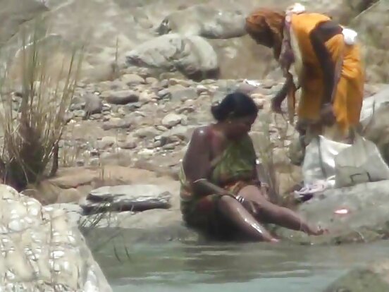 लेडी ओपन एयर करीना कपूर सेक्सी बाथरूम बाहिरी बाथ इन द रिभर बाई हिडन चेम्बर