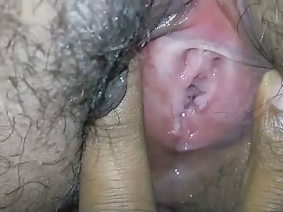 desi sexy film india milf desi milf रौं भएको योनीको साथ भगशेषमा औंलाहरू पाउँदै