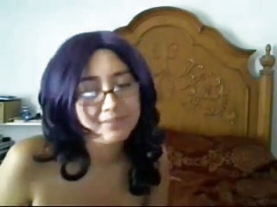 वेबक्याममा चश्मा लगाएकी प्यारी केटी - cutiehotcamgirls