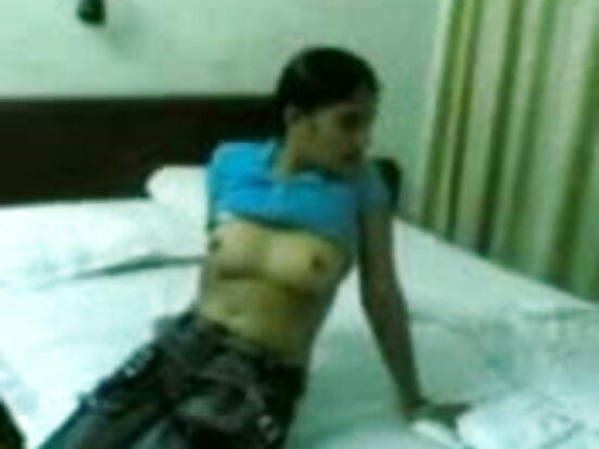 मल्लु केटीहरूले आफ्नो प्रेमीका लागि घरेलु स्तन बनाएर हिन्दी सेक्सी चलचित्र देखाउँछन्