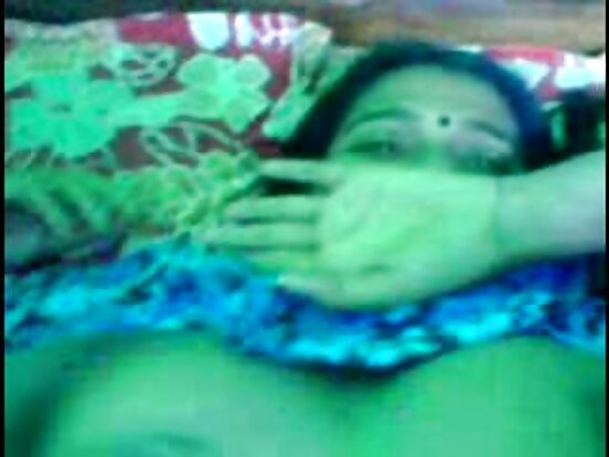 बंगला देसी देसी आन्टी आफ्नी छोरीको दुई ट्युटर संग सेक्स गर्दै सेक्सी निजी फिल्म भिडियो